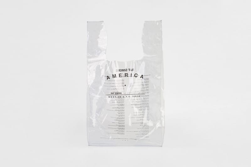 Raf Simons とベルリンの有名セレクトショップ Voo Store がタッグを組んだショッピングバッグが登場