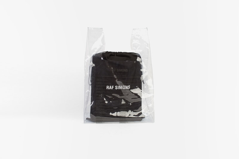 Raf Simons とベルリンの有名セレクトショップ Voo Store がタッグを組んだショッピングバッグが登場 耐久性と防水性を兼備したPVC素材を採用したこのバッグのお値段はいかに…… 天才デザイナー The Woolmark Company ザ ウールマーク カンパニー ブーストア 2017年秋冬コレクション “America Tour”