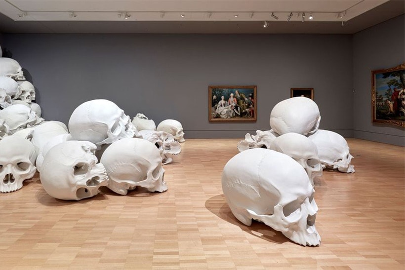 ハイパーリアリズム彫刻家 ロン・ミュエクによる100体の巨大頭蓋骨が積まれたインスタレーションをチェック Ron Mueck メルボルン オーストラリア 頭蓋骨 骸骨 骨 インスタレーション 展示 美術館 ギャラリー ハイプ ビースト hypebeast