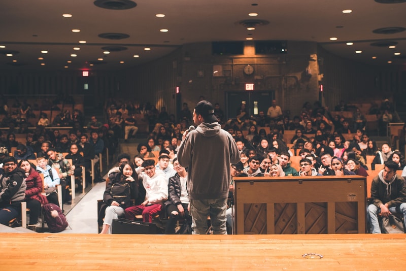 ロニー・ファイグが母校で KITH x Nike LeBron 15 のリリースを記念したスペシャルイベントを開催 ロニー ファイグ ronnie fieg nike kith lebron 15 james ジェームス　ルブロン ナイキ キス NYC NY ニューヨーク クイーンズ 母校 高校 上映 ドキュメンタリー コラボ バスケ ハイプ ビースト hypebeast