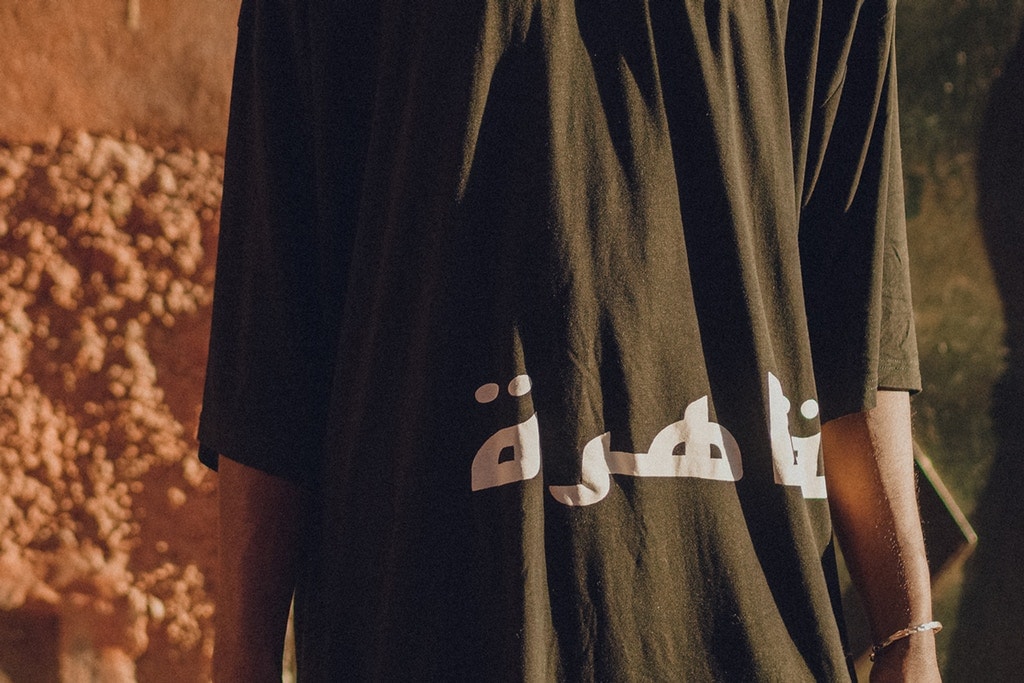 エジプト人デザイナーが手がける新鋭ブランド Twelvepieces より最新コレクションが到着 12個のファッションアイテムから造形される独特な世界観に息を飲むことなかれ フーディ アラビア語 Tシャツ ロングシャツ キャップ チュニック