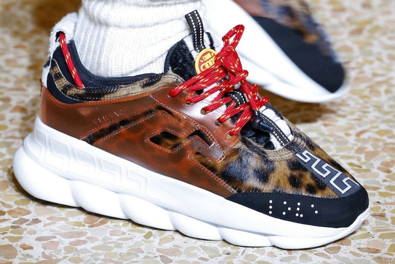Versace x 2 Chainz よりエキゾチックな色柄を纏ったコラボフットウェアコレクションが登場 様々なマテリアルで構築されたユニークなフットウェアコレクションの気になる発売日は…… メデューサ Versace ヴェルサーチ ベテランラッパー 2 Chainz 2チェインズ Kanye West カニエ・ウェスト adidas アディダス YEEZY BOOST Balenciaga バレンシアガ Triple-S ハラコ メッシュ エナメル レザー HYPEBEAST ハイプビースト