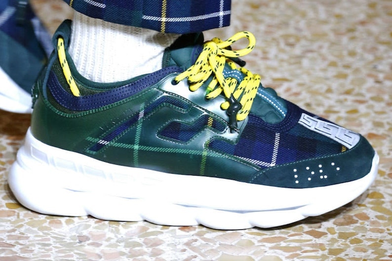 Versace x 2 Chainz よりエキゾチックな色柄を纏ったコラボフットウェアコレクションが登場 様々なマテリアルで構築されたユニークなフットウェアコレクションの気になる発売日は…… メデューサ Versace ヴェルサーチ ベテランラッパー 2 Chainz 2チェインズ Kanye West カニエ・ウェスト adidas アディダス YEEZY BOOST Balenciaga バレンシアガ Triple-S ハラコ メッシュ エナメル レザー HYPEBEAST ハイプビースト