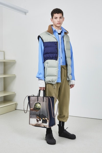 3.1 Phillip Lim よりフォーマルの中にも反骨心を随所に感じる2018年秋ルックブックが到着 丈感やグラフィックデザインでひと捻り加えたスタイリング術も必見 UGG®︎ アグ 3.1 Phillip Lim 3.1 フィリップ リム ダウンジャケット シャツ スウェットパーカ スラックス Romancing Reality 日常の中のロマンス HYPEBEAST ハイプビースト