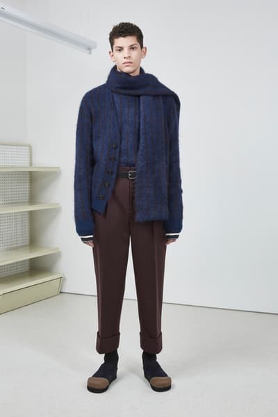 3.1 Phillip Lim よりフォーマルの中にも反骨心を随所に感じる2018年秋ルックブックが到着 丈感やグラフィックデザインでひと捻り加えたスタイリング術も必見 UGG®︎ アグ 3.1 Phillip Lim 3.1 フィリップ リム ダウンジャケット シャツ スウェットパーカ スラックス Romancing Reality 日常の中のロマンス HYPEBEAST ハイプビースト