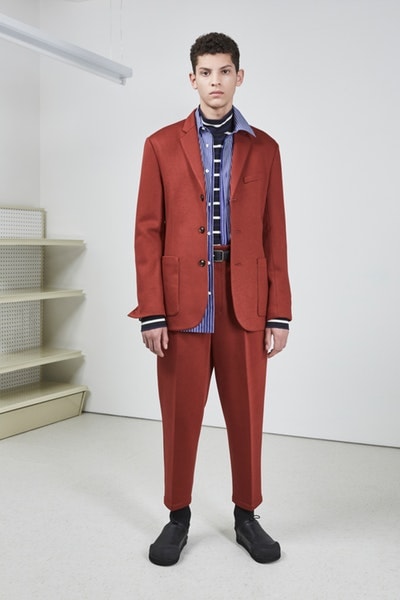 3.1 Phillip Lim よりフォーマルの中にも反骨心を随所に感じる2018年秋ルックブックが到着 丈感やグラフィックデザインでひと捻り加えたスタイリング術も必見 UGG®︎ アグ 3.1 Phillip Lim 3.1 フィリップ リム ダウンジャケット シャツ スウェットパーカ スラックス Romancing Reality 日常の中のロマンス HYPEBEAST ハイプビースト
