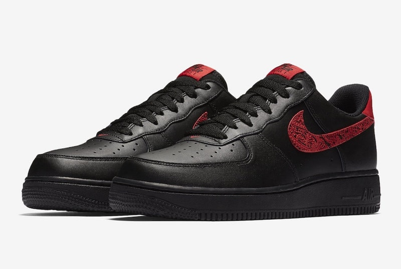 Nike よりペイズリー柄を随所に落とし込んだ “Russian Floral Pack” が登場 リュクスな色柄を纏った人気フットウェア全6型をとくとご覧あれ HyperAdapt 1.0 NIKE ナイキ Air Huarache Blazer Low Air Max 90 City Loop Benassi Slides ペイズリー柄 ブラック レッド エンボス加工 HYPEBEAST ハイプビースト
