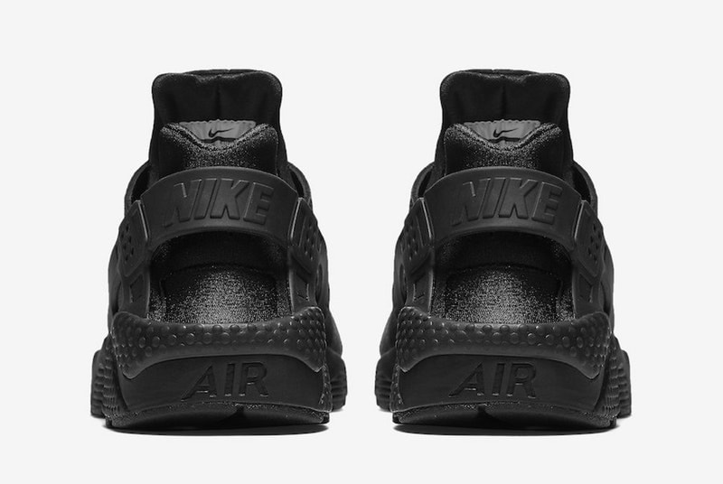 Nike よりペイズリー柄を随所に落とし込んだ “Russian Floral Pack” が登場 リュクスな色柄を纏った人気フットウェア全6型をとくとご覧あれ HyperAdapt 1.0 NIKE ナイキ Air Huarache Blazer Low Air Max 90 City Loop Benassi Slides ペイズリー柄 ブラック レッド エンボス加工 HYPEBEAST ハイプビースト