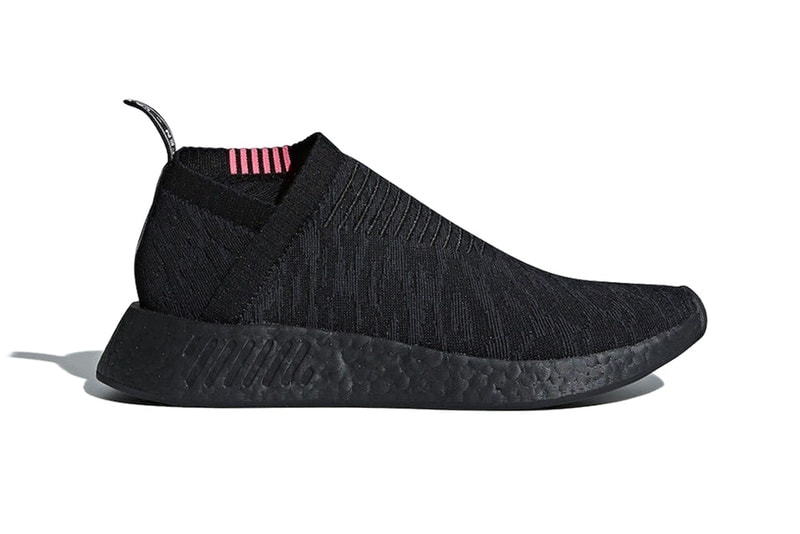 adidas NMD CS2 に新たな “Triple Black” が仲間入り 1枚はぎのプライムニットのアッパーにピンクをアクセントで添えたソリッド且つ程よくポップな一足 〈adidas Originals（アディダス オリジナルス）〉のCity Sock 2ことNMD CS2は、アーカイブのスタイルとモダンな履き心地に新しいひねりを加え、ミニマルなデザインに革新的な技術を搭載した一足だ。かつてない反発力を発揮したBOOSTフォームが提供するクッショニング性能はもちろんのこと、1枚はぎのプライムニットのアッパーは一度履いたら病みつきになることだろう。  そのNMD CS2に説明不要の人気カラー“Triple Black”が仲間入り。ソールユニットからTPUパーツまでをブラックで統一したソリッドな本作は、履き口のピンクが程よいアクセントをプラスしている。  NMD CS2 “Triple Black”は、今年3月に〈adidas〉の一部取り扱い店舗にストックされる見込み。また、同ブランドからはYEEZY BOOST 350 V2の未発売モデル“Peanut Butter”のビジュアルもリークされているので、未確認の方はこちらからそのデザインをチェックしてみてはいかがだろうか。