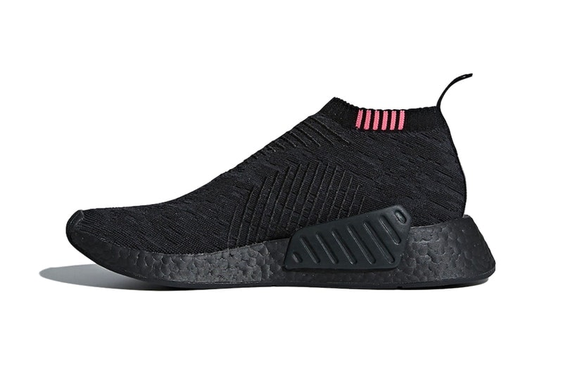 adidas NMD CS2 に新たな “Triple Black” が仲間入り 1枚はぎのプライムニットのアッパーにピンクをアクセントで添えたソリッド且つ程よくポップな一足 〈adidas Originals（アディダス オリジナルス）〉のCity Sock 2ことNMD CS2は、アーカイブのスタイルとモダンな履き心地に新しいひねりを加え、ミニマルなデザインに革新的な技術を搭載した一足だ。かつてない反発力を発揮したBOOSTフォームが提供するクッショニング性能はもちろんのこと、1枚はぎのプライムニットのアッパーは一度履いたら病みつきになることだろう。  そのNMD CS2に説明不要の人気カラー“Triple Black”が仲間入り。ソールユニットからTPUパーツまでをブラックで統一したソリッドな本作は、履き口のピンクが程よいアクセントをプラスしている。  NMD CS2 “Triple Black”は、今年3月に〈adidas〉の一部取り扱い店舗にストックされる見込み。また、同ブランドからはYEEZY BOOST 350 V2の未発売モデル“Peanut Butter”のビジュアルもリークされているので、未確認の方はこちらからそのデザインをチェックしてみてはいかがだろうか。