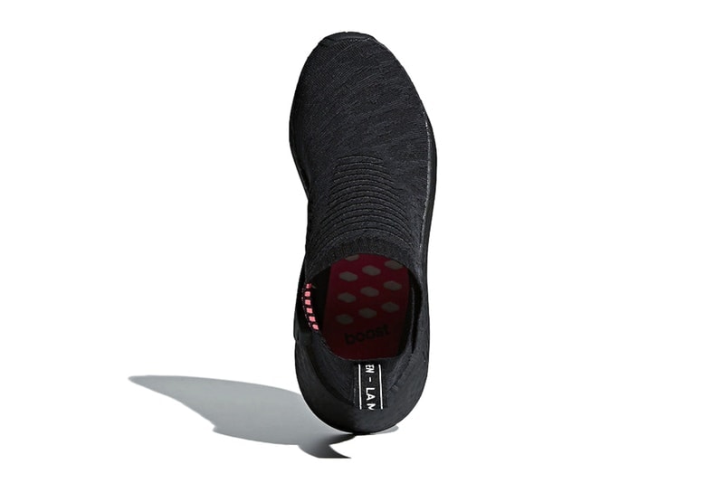 adidas NMD CS2 に新たな “Triple Black” が仲間入り 1枚はぎのプライムニットのアッパーにピンクをアクセントで添えたソリッド且つ程よくポップな一足 〈adidas Originals（アディダス オリジナルス）〉のCity Sock 2ことNMD CS2は、アーカイブのスタイルとモダンな履き心地に新しいひねりを加え、ミニマルなデザインに革新的な技術を搭載した一足だ。かつてない反発力を発揮したBOOSTフォームが提供するクッショニング性能はもちろんのこと、1枚はぎのプライムニットのアッパーは一度履いたら病みつきになることだろう。  そのNMD CS2に説明不要の人気カラー“Triple Black”が仲間入り。ソールユニットからTPUパーツまでをブラックで統一したソリッドな本作は、履き口のピンクが程よいアクセントをプラスしている。  NMD CS2 “Triple Black”は、今年3月に〈adidas〉の一部取り扱い店舗にストックされる見込み。また、同ブランドからはYEEZY BOOST 350 V2の未発売モデル“Peanut Butter”のビジュアルもリークされているので、未確認の方はこちらからそのデザインをチェックしてみてはいかがだろうか。
