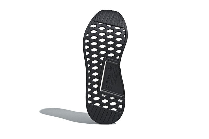adidas NMD CS2 に新たな “Triple Black” が仲間入り 1枚はぎのプライムニットのアッパーにピンクをアクセントで添えたソリッド且つ程よくポップな一足 〈adidas Originals（アディダス オリジナルス）〉のCity Sock 2ことNMD CS2は、アーカイブのスタイルとモダンな履き心地に新しいひねりを加え、ミニマルなデザインに革新的な技術を搭載した一足だ。かつてない反発力を発揮したBOOSTフォームが提供するクッショニング性能はもちろんのこと、1枚はぎのプライムニットのアッパーは一度履いたら病みつきになることだろう。  そのNMD CS2に説明不要の人気カラー“Triple Black”が仲間入り。ソールユニットからTPUパーツまでをブラックで統一したソリッドな本作は、履き口のピンクが程よいアクセントをプラスしている。  NMD CS2 “Triple Black”は、今年3月に〈adidas〉の一部取り扱い店舗にストックされる見込み。また、同ブランドからはYEEZY BOOST 350 V2の未発売モデル“Peanut Butter”のビジュアルもリークされているので、未確認の方はこちらからそのデザインをチェックしてみてはいかがだろうか。