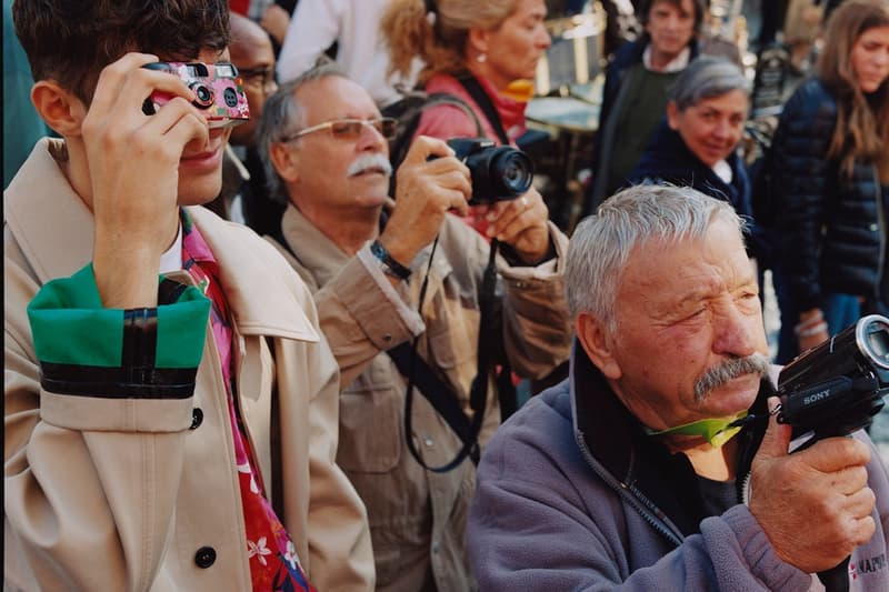 ビビッドな色彩を纏った AMI Alexandre Mattiussi 2018年春夏キャンペーンビジュアルをチェック アイコニックなテキストグラフィックTシャツやスニーカーを筆頭にコーデの主役顔アイテムが多数ラインアップ GQ GAP ギャップ Best New Menswear Designer in America AMI Alexandre Mattiussi アミ アレキサンドル マテュッシ From Paris With Love パリより愛をこめて AMI シャツ トラッカージャケット Tシャツ デニムパンツ スニーカー HYPEBEAST ハイプビースト