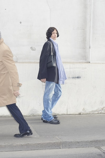 Balenciaga より日常着からヒントを得た2018年秋コレクションのルックブックが到着 時代の先駆者デムナ・ヴィザリアが手がけるTriple-Sの新型や奇抜なレザーシューズにも注目 Vetements ヴェトモン Demna Gvasalia デムナ・ヴァザリア Balenciaga バレンシアガ Maison Margiela メゾン マルジェラ Louis Vuitton ルイ・ヴィトン リフレクター付きオーバーコート ボーダー柄のダウンジャケット 肩パッド入りジャケット パッチワークレザーパンツ Triple-S レザーシューズ HYPEBEAST ハイプビースト
