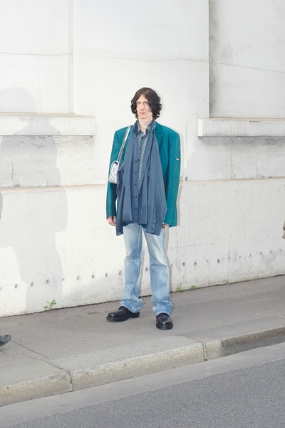 Balenciaga より日常着からヒントを得た2018年秋コレクションのルックブックが到着 時代の先駆者デムナ・ヴィザリアが手がけるTriple-Sの新型や奇抜なレザーシューズにも注目 Vetements ヴェトモン Demna Gvasalia デムナ・ヴァザリア Balenciaga バレンシアガ Maison Margiela メゾン マルジェラ Louis Vuitton ルイ・ヴィトン リフレクター付きオーバーコート ボーダー柄のダウンジャケット 肩パッド入りジャケット パッチワークレザーパンツ Triple-S レザーシューズ HYPEBEAST ハイプビースト