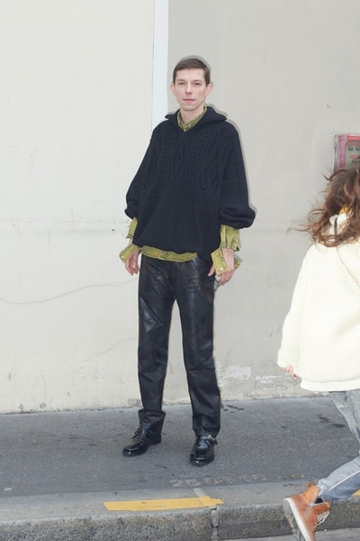 Balenciaga より日常着からヒントを得た2018年秋コレクションのルックブックが到着 時代の先駆者デムナ・ヴィザリアが手がけるTriple-Sの新型や奇抜なレザーシューズにも注目 Vetements ヴェトモン Demna Gvasalia デムナ・ヴァザリア Balenciaga バレンシアガ Maison Margiela メゾン マルジェラ Louis Vuitton ルイ・ヴィトン リフレクター付きオーバーコート ボーダー柄のダウンジャケット 肩パッド入りジャケット パッチワークレザーパンツ Triple-S レザーシューズ HYPEBEAST ハイプビースト