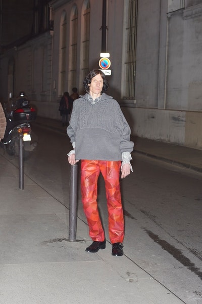 Balenciaga より日常着からヒントを得た2018年秋コレクションのルックブックが到着 時代の先駆者デムナ・ヴィザリアが手がけるTriple-Sの新型や奇抜なレザーシューズにも注目 Vetements ヴェトモン Demna Gvasalia デムナ・ヴァザリア Balenciaga バレンシアガ Maison Margiela メゾン マルジェラ Louis Vuitton ルイ・ヴィトン リフレクター付きオーバーコート ボーダー柄のダウンジャケット 肩パッド入りジャケット パッチワークレザーパンツ Triple-S レザーシューズ HYPEBEAST ハイプビースト