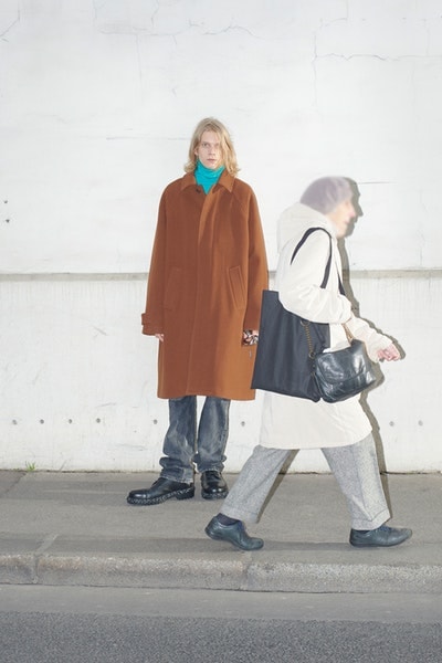 Balenciaga より日常着からヒントを得た2018年秋コレクションのルックブックが到着 時代の先駆者デムナ・ヴィザリアが手がけるTriple-Sの新型や奇抜なレザーシューズにも注目 Vetements ヴェトモン Demna Gvasalia デムナ・ヴァザリア Balenciaga バレンシアガ Maison Margiela メゾン マルジェラ Louis Vuitton ルイ・ヴィトン リフレクター付きオーバーコート ボーダー柄のダウンジャケット 肩パッド入りジャケット パッチワークレザーパンツ Triple-S レザーシューズ HYPEBEAST ハイプビースト