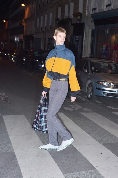 Balenciaga より日常着からヒントを得た2018年秋コレクションのルックブックが到着 時代の先駆者デムナ・ヴィザリアが手がけるTriple-Sの新型や奇抜なレザーシューズにも注目 Vetements ヴェトモン Demna Gvasalia デムナ・ヴァザリア Balenciaga バレンシアガ Maison Margiela メゾン マルジェラ Louis Vuitton ルイ・ヴィトン リフレクター付きオーバーコート ボーダー柄のダウンジャケット 肩パッド入りジャケット パッチワークレザーパンツ Triple-S レザーシューズ HYPEBEAST ハイプビースト