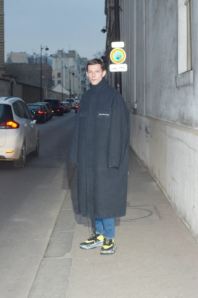 Balenciaga より日常着からヒントを得た2018年秋コレクションのルックブックが到着 時代の先駆者デムナ・ヴィザリアが手がけるTriple-Sの新型や奇抜なレザーシューズにも注目 Vetements ヴェトモン Demna Gvasalia デムナ・ヴァザリア Balenciaga バレンシアガ Maison Margiela メゾン マルジェラ Louis Vuitton ルイ・ヴィトン リフレクター付きオーバーコート ボーダー柄のダウンジャケット 肩パッド入りジャケット パッチワークレザーパンツ Triple-S レザーシューズ HYPEBEAST ハイプビースト