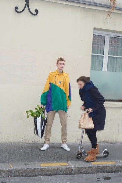 Balenciaga より日常着からヒントを得た2018年秋コレクションのルックブックが到着 時代の先駆者デムナ・ヴィザリアが手がけるTriple-Sの新型や奇抜なレザーシューズにも注目 Vetements ヴェトモン Demna Gvasalia デムナ・ヴァザリア Balenciaga バレンシアガ Maison Margiela メゾン マルジェラ Louis Vuitton ルイ・ヴィトン リフレクター付きオーバーコート ボーダー柄のダウンジャケット 肩パッド入りジャケット パッチワークレザーパンツ Triple-S レザーシューズ HYPEBEAST ハイプビースト