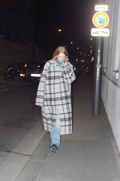 Balenciaga より日常着からヒントを得た2018年秋コレクションのルックブックが到着 時代の先駆者デムナ・ヴィザリアが手がけるTriple-Sの新型や奇抜なレザーシューズにも注目 Vetements ヴェトモン Demna Gvasalia デムナ・ヴァザリア Balenciaga バレンシアガ Maison Margiela メゾン マルジェラ Louis Vuitton ルイ・ヴィトン リフレクター付きオーバーコート ボーダー柄のダウンジャケット 肩パッド入りジャケット パッチワークレザーパンツ Triple-S レザーシューズ HYPEBEAST ハイプビースト