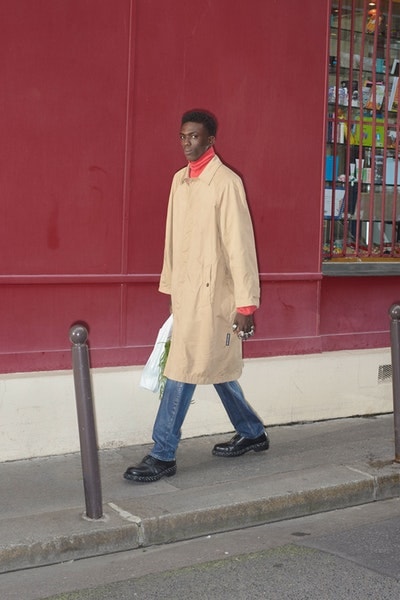 Balenciaga より日常着からヒントを得た2018年秋コレクションのルックブックが到着 時代の先駆者デムナ・ヴィザリアが手がけるTriple-Sの新型や奇抜なレザーシューズにも注目 Vetements ヴェトモン Demna Gvasalia デムナ・ヴァザリア Balenciaga バレンシアガ Maison Margiela メゾン マルジェラ Louis Vuitton ルイ・ヴィトン リフレクター付きオーバーコート ボーダー柄のダウンジャケット 肩パッド入りジャケット パッチワークレザーパンツ Triple-S レザーシューズ HYPEBEAST ハイプビースト