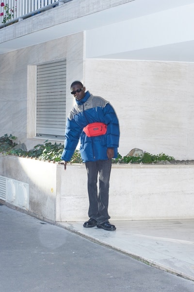 Balenciaga より日常着からヒントを得た2018年秋コレクションのルックブックが到着 時代の先駆者デムナ・ヴィザリアが手がけるTriple-Sの新型や奇抜なレザーシューズにも注目 Vetements ヴェトモン Demna Gvasalia デムナ・ヴァザリア Balenciaga バレンシアガ Maison Margiela メゾン マルジェラ Louis Vuitton ルイ・ヴィトン リフレクター付きオーバーコート ボーダー柄のダウンジャケット 肩パッド入りジャケット パッチワークレザーパンツ Triple-S レザーシューズ HYPEBEAST ハイプビースト