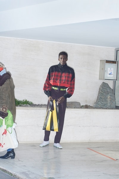 Balenciaga より日常着からヒントを得た2018年秋コレクションのルックブックが到着 時代の先駆者デムナ・ヴィザリアが手がけるTriple-Sの新型や奇抜なレザーシューズにも注目 Vetements ヴェトモン Demna Gvasalia デムナ・ヴァザリア Balenciaga バレンシアガ Maison Margiela メゾン マルジェラ Louis Vuitton ルイ・ヴィトン リフレクター付きオーバーコート ボーダー柄のダウンジャケット 肩パッド入りジャケット パッチワークレザーパンツ Triple-S レザーシューズ HYPEBEAST ハイプビースト