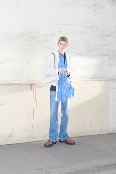 Balenciaga より日常着からヒントを得た2018年秋コレクションのルックブックが到着 時代の先駆者デムナ・ヴィザリアが手がけるTriple-Sの新型や奇抜なレザーシューズにも注目 Vetements ヴェトモン Demna Gvasalia デムナ・ヴァザリア Balenciaga バレンシアガ Maison Margiela メゾン マルジェラ Louis Vuitton ルイ・ヴィトン リフレクター付きオーバーコート ボーダー柄のダウンジャケット 肩パッド入りジャケット パッチワークレザーパンツ Triple-S レザーシューズ HYPEBEAST ハイプビースト