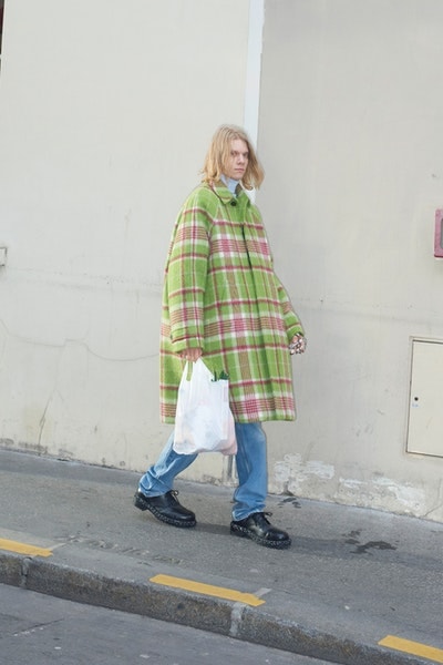 Balenciaga より日常着からヒントを得た2018年秋コレクションのルックブックが到着 時代の先駆者デムナ・ヴィザリアが手がけるTriple-Sの新型や奇抜なレザーシューズにも注目 Vetements ヴェトモン Demna Gvasalia デムナ・ヴァザリア Balenciaga バレンシアガ Maison Margiela メゾン マルジェラ Louis Vuitton ルイ・ヴィトン リフレクター付きオーバーコート ボーダー柄のダウンジャケット 肩パッド入りジャケット パッチワークレザーパンツ Triple-S レザーシューズ HYPEBEAST ハイプビースト