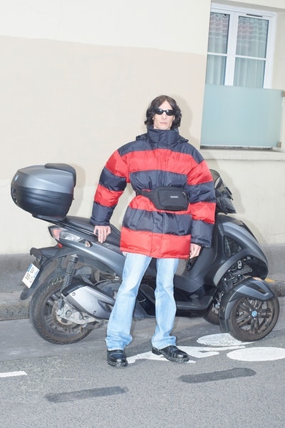 Balenciaga より日常着からヒントを得た2018年秋コレクションのルックブックが到着 時代の先駆者デムナ・ヴィザリアが手がけるTriple-Sの新型や奇抜なレザーシューズにも注目 Vetements ヴェトモン Demna Gvasalia デムナ・ヴァザリア Balenciaga バレンシアガ Maison Margiela メゾン マルジェラ Louis Vuitton ルイ・ヴィトン リフレクター付きオーバーコート ボーダー柄のダウンジャケット 肩パッド入りジャケット パッチワークレザーパンツ Triple-S レザーシューズ HYPEBEAST ハイプビースト