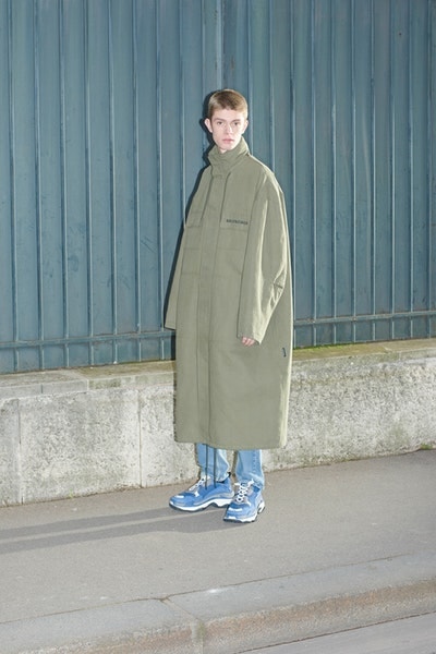 Balenciaga より日常着からヒントを得た2018年秋コレクションのルックブックが到着 時代の先駆者デムナ・ヴィザリアが手がけるTriple-Sの新型や奇抜なレザーシューズにも注目 Vetements ヴェトモン Demna Gvasalia デムナ・ヴァザリア Balenciaga バレンシアガ Maison Margiela メゾン マルジェラ Louis Vuitton ルイ・ヴィトン リフレクター付きオーバーコート ボーダー柄のダウンジャケット 肩パッド入りジャケット パッチワークレザーパンツ Triple-S レザーシューズ HYPEBEAST ハイプビースト