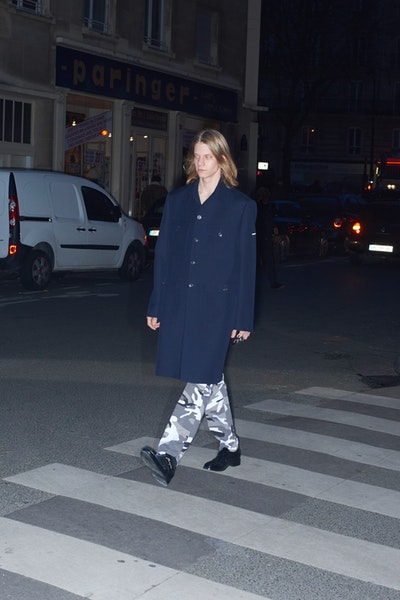 Balenciaga より日常着からヒントを得た2018年秋コレクションのルックブックが到着 時代の先駆者デムナ・ヴィザリアが手がけるTriple-Sの新型や奇抜なレザーシューズにも注目 Vetements ヴェトモン Demna Gvasalia デムナ・ヴァザリア Balenciaga バレンシアガ Maison Margiela メゾン マルジェラ Louis Vuitton ルイ・ヴィトン リフレクター付きオーバーコート ボーダー柄のダウンジャケット 肩パッド入りジャケット パッチワークレザーパンツ Triple-S レザーシューズ HYPEBEAST ハイプビースト