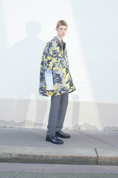 Balenciaga より日常着からヒントを得た2018年秋コレクションのルックブックが到着 時代の先駆者デムナ・ヴィザリアが手がけるTriple-Sの新型や奇抜なレザーシューズにも注目 Vetements ヴェトモン Demna Gvasalia デムナ・ヴァザリア Balenciaga バレンシアガ Maison Margiela メゾン マルジェラ Louis Vuitton ルイ・ヴィトン リフレクター付きオーバーコート ボーダー柄のダウンジャケット 肩パッド入りジャケット パッチワークレザーパンツ Triple-S レザーシューズ HYPEBEAST ハイプビースト