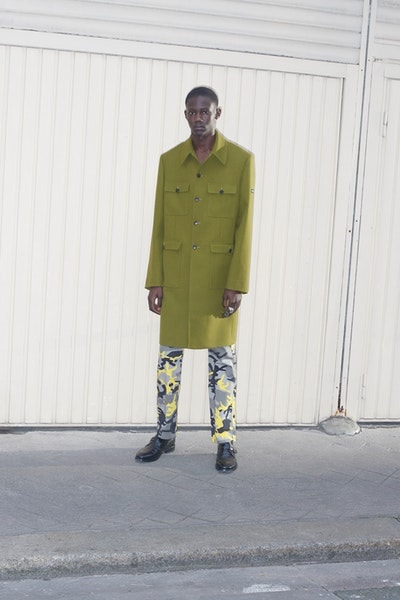 Balenciaga より日常着からヒントを得た2018年秋コレクションのルックブックが到着 時代の先駆者デムナ・ヴィザリアが手がけるTriple-Sの新型や奇抜なレザーシューズにも注目 Vetements ヴェトモン Demna Gvasalia デムナ・ヴァザリア Balenciaga バレンシアガ Maison Margiela メゾン マルジェラ Louis Vuitton ルイ・ヴィトン リフレクター付きオーバーコート ボーダー柄のダウンジャケット 肩パッド入りジャケット パッチワークレザーパンツ Triple-S レザーシューズ HYPEBEAST ハイプビースト