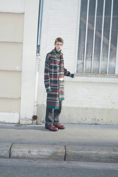 Balenciaga より日常着からヒントを得た2018年秋コレクションのルックブックが到着 時代の先駆者デムナ・ヴィザリアが手がけるTriple-Sの新型や奇抜なレザーシューズにも注目 Vetements ヴェトモン Demna Gvasalia デムナ・ヴァザリア Balenciaga バレンシアガ Maison Margiela メゾン マルジェラ Louis Vuitton ルイ・ヴィトン リフレクター付きオーバーコート ボーダー柄のダウンジャケット 肩パッド入りジャケット パッチワークレザーパンツ Triple-S レザーシューズ HYPEBEAST ハイプビースト