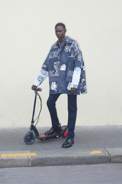 Balenciaga より日常着からヒントを得た2018年秋コレクションのルックブックが到着 時代の先駆者デムナ・ヴィザリアが手がけるTriple-Sの新型や奇抜なレザーシューズにも注目 Vetements ヴェトモン Demna Gvasalia デムナ・ヴァザリア Balenciaga バレンシアガ Maison Margiela メゾン マルジェラ Louis Vuitton ルイ・ヴィトン リフレクター付きオーバーコート ボーダー柄のダウンジャケット 肩パッド入りジャケット パッチワークレザーパンツ Triple-S レザーシューズ HYPEBEAST ハイプビースト