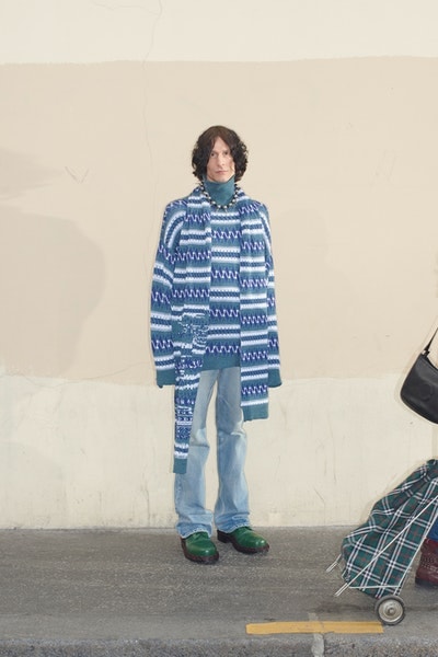 Balenciaga より日常着からヒントを得た2018年秋コレクションのルックブックが到着 時代の先駆者デムナ・ヴィザリアが手がけるTriple-Sの新型や奇抜なレザーシューズにも注目 Vetements ヴェトモン Demna Gvasalia デムナ・ヴァザリア Balenciaga バレンシアガ Maison Margiela メゾン マルジェラ Louis Vuitton ルイ・ヴィトン リフレクター付きオーバーコート ボーダー柄のダウンジャケット 肩パッド入りジャケット パッチワークレザーパンツ Triple-S レザーシューズ HYPEBEAST ハイプビースト