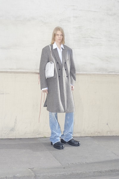 Balenciaga より日常着からヒントを得た2018年秋コレクションのルックブックが到着 時代の先駆者デムナ・ヴィザリアが手がけるTriple-Sの新型や奇抜なレザーシューズにも注目 Vetements ヴェトモン Demna Gvasalia デムナ・ヴァザリア Balenciaga バレンシアガ Maison Margiela メゾン マルジェラ Louis Vuitton ルイ・ヴィトン リフレクター付きオーバーコート ボーダー柄のダウンジャケット 肩パッド入りジャケット パッチワークレザーパンツ Triple-S レザーシューズ HYPEBEAST ハイプビースト