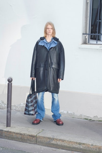 Balenciaga より日常着からヒントを得た2018年秋コレクションのルックブックが到着 時代の先駆者デムナ・ヴィザリアが手がけるTriple-Sの新型や奇抜なレザーシューズにも注目 Vetements ヴェトモン Demna Gvasalia デムナ・ヴァザリア Balenciaga バレンシアガ Maison Margiela メゾン マルジェラ Louis Vuitton ルイ・ヴィトン リフレクター付きオーバーコート ボーダー柄のダウンジャケット 肩パッド入りジャケット パッチワークレザーパンツ Triple-S レザーシューズ HYPEBEAST ハイプビースト