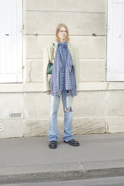 Balenciaga より日常着からヒントを得た2018年秋コレクションのルックブックが到着 時代の先駆者デムナ・ヴィザリアが手がけるTriple-Sの新型や奇抜なレザーシューズにも注目 Vetements ヴェトモン Demna Gvasalia デムナ・ヴァザリア Balenciaga バレンシアガ Maison Margiela メゾン マルジェラ Louis Vuitton ルイ・ヴィトン リフレクター付きオーバーコート ボーダー柄のダウンジャケット 肩パッド入りジャケット パッチワークレザーパンツ Triple-S レザーシューズ HYPEBEAST ハイプビースト