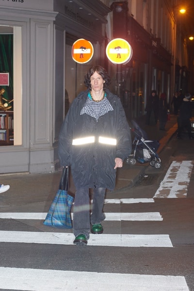 Balenciaga より日常着からヒントを得た2018年秋コレクションのルックブックが到着 時代の先駆者デムナ・ヴィザリアが手がけるTriple-Sの新型や奇抜なレザーシューズにも注目 Vetements ヴェトモン Demna Gvasalia デムナ・ヴァザリア Balenciaga バレンシアガ Maison Margiela メゾン マルジェラ Louis Vuitton ルイ・ヴィトン リフレクター付きオーバーコート ボーダー柄のダウンジャケット 肩パッド入りジャケット パッチワークレザーパンツ Triple-S レザーシューズ HYPEBEAST ハイプビースト