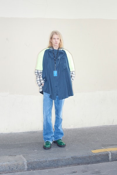 Balenciaga より日常着からヒントを得た2018年秋コレクションのルックブックが到着 時代の先駆者デムナ・ヴィザリアが手がけるTriple-Sの新型や奇抜なレザーシューズにも注目 Vetements ヴェトモン Demna Gvasalia デムナ・ヴァザリア Balenciaga バレンシアガ Maison Margiela メゾン マルジェラ Louis Vuitton ルイ・ヴィトン リフレクター付きオーバーコート ボーダー柄のダウンジャケット 肩パッド入りジャケット パッチワークレザーパンツ Triple-S レザーシューズ HYPEBEAST ハイプビースト