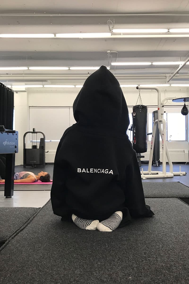 完売が相次ぐSpeed Trainerを履いて会社内で好き放題 Balenciaga を纏ったちびっこギャングたちがオフィスを占拠する可愛いエディトリアル 〈Vetements（ヴェトモン）〉のデザイナーとして一躍スターダムを駆け上がり、現代ストリートのトレンドメーカーとして常にその動向に注目が集まるDemna Gvasalia（デムナ・ヴァザリア） 。彼の招聘に成功した〈Balenciaga（バレンシアガ）〉はその思惑通り、完璧な復権を成し遂げ、“クチュール界の建築家”と称された20世紀前半とは一変、名門という地位を恐れず、混沌かつ停滞していたファッション界に新たな価値観をもたらした。  その「KERING（ケリング）」傘下の同ブランドといえば、現在キッズラインも大人気。大人サイズの洋服と一緒のデザインを採用していることから、Instagramなどでは親子ペアルックを見かける機会も少なくない。その主要販売店のひとつであるオンライン大手『SSENSE』から、〈Balenciaga〉のキッズウェアを纏ったちびっこギャングたちがオフィスを占拠する可愛いエディトリアルが到着。ストリートでも大人気のSpeed Trainerを履いて、幼稚園/保育園とは違う景色に興奮する子供たちの姿は、何ともほっこりすること、ほっこりすること。  「我が子にBalenciagaを着せたい！」という親御さんは、こちらから購入をご検討してみてはいかがだろうか。  あわせて、実際の家族をモデルに起用した〈Balenciaga〉の2018年春夏ルックブックもお見逃しなく。 通販 オンライン 取り扱い ネット ショッピング