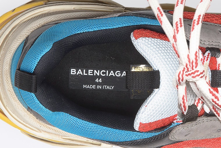 Balenciaga が Triple S の中国生産を認める 「当初はイタリア生産だったはずだが……」という疑問にカスタマーサービスが理由を説明 “不細工なスニーカー”の中でも一際人気を集める〈Balenciaga（バレンシアガ）〉のTriple S。新色発売の度に完売が相次ぎ、昨年は『Dover Street Market』が別注を依頼していたことも記憶に新しく、12月中旬に突如公開されたルックブックを見る限り、今春も新色のリリースが続く見込みだ。  しかし最近、このTriple Sがネット上でプチ炎上していたことをご存知だろうか。事の発端は『imgur』に投稿された写真。当初は“Made in Italy”を謳って生産されていた同スニーカーだが、シュータンの裏側を見ると“Made in China”の文字が記されており、これに1人のファンが疑問を持ったのだ。これについて、〈Balenciaga〉のカスタマーサービスは「Triple Sは当初イタリアで生産されていましたが、より柔軟な対応と同人気モデルの生産数増加が込める中国の工場に変更しました」とコメントし、中国生産を認めた模様。ただ、生産拠点が移転したものの、価格は依然として850ドル（100,440円）をキープしている。  無論、現在の中国工場は高級ブランドの生産も多数請け負っているので、品質はかつてに比べて格段に向上している。しかし、気になる人がいるのもまた事実だが、読者のみなさんはこれを受けてどのような感想をお持ちになるだろうか。  ちなみに、〈Balenciaga〉はTriple Sに続くヒット作をすでに仕込み中なので、こちらについてもあわせてご確認を。