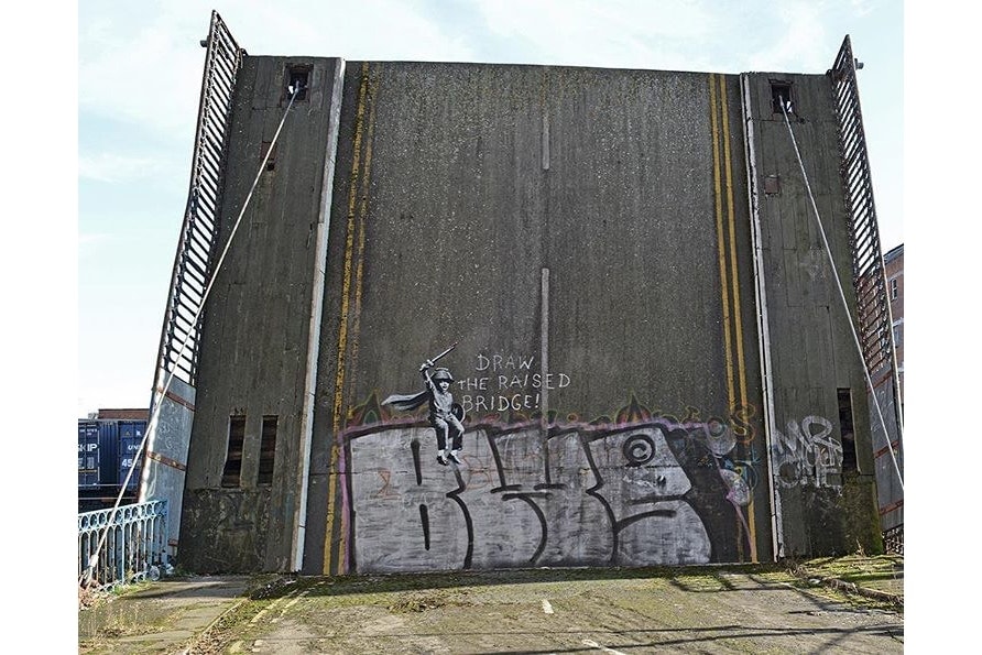 Banksy がヨークシャーの町の荒廃した橋に描いた皮肉めいた最新グラフィティをチェック バンクシー ヨークシャー ハル グラフィティ ブレグジット hypebeast