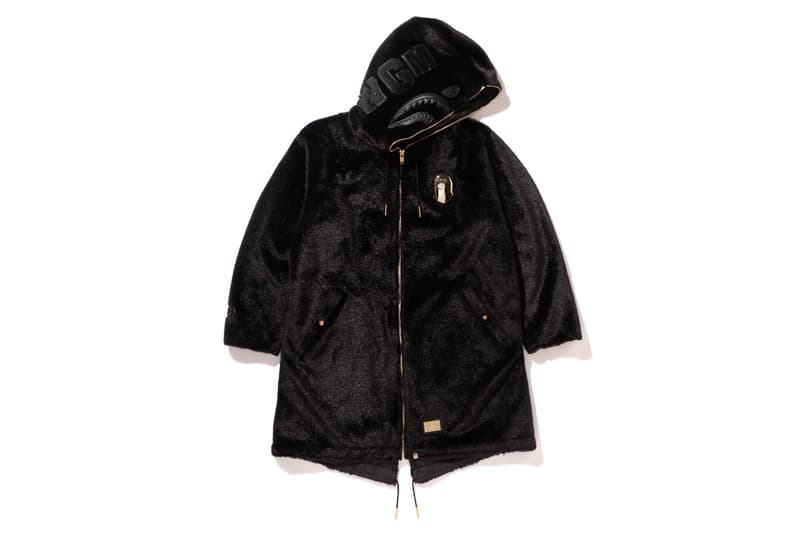 BAPE®️ が素材と製法を追求したワンランク上の新コレクション “A BATHING APE® BLACK” を発表 ブラックを基調にゴールドカラーのメタルプレートや刺繍を採用した高級感溢れる全10型 〈BAPE®️(ベイプ)〉は1月27日(土)に〈Dr. Martens(ドクターマーチン)〉とのコラボブーツのリリースを控えているが、同日にまたヘッズたちの頭を悩ませるコレクションが立ち上げを迎える。“A BATHING APE® BLACK”はブラックを基調としたデザインと、より高いクオリティの素材&製法を追求したハイグレードなコレクションで、高級感のあるゴールドカラーのメタルプレートや刺繍を採用。フェイクファーを採用したSHARK HOODIE(シャークフーディ)のジャケット、M-51やスウェット、サングラスなど、全10型のアイテムがラインアップしており、国内での販売は『BAPE STORE® HARAJUKU』と『BAPE STORE® DMS GINZA』のみとなるようだ。 上のフォトギャラリーからアイテム一覧をチェックしたあとは、『bape.com』からプライスを確認しておこう。 また、〈BAPE®️〉は新スポーツライン〈BAPE®️ PERFORMANCE〉をローンチし、コレクター必見のゴルフヘッドカバー&ボールセットもリリース済みなので、こちらもお買い逃しなく。