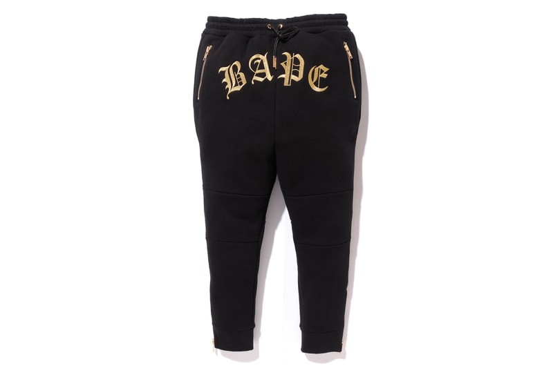BAPE®️ が素材と製法を追求したワンランク上の新コレクション “A BATHING APE® BLACK” を発表 ブラックを基調にゴールドカラーのメタルプレートや刺繍を採用した高級感溢れる全10型 〈BAPE®️（ベイプ）〉は1月27日（土）に〈Dr. Martens（ドクターマーチン）〉とのコラボブーツのリリースを控えているが、同日にまたヘッズたちの頭を悩ませるコレクションが立ち上げを迎える。“A BATHING APE® BLACK”はブラックを基調としたデザインと、より高いクオリティの素材＆製法を追求したハイグレードなコレクションで、高級感のあるゴールドカラーのメタルプレートや刺繍を採用。フェイクファーを採用したSHARK HOODIE（シャークフーディ）のジャケット、M-51やスウェット、サングラスなど、全10型のアイテムがラインアップしており、国内での販売は『BAPE STORE® HARAJUKU』と『BAPE STORE® DMS GINZA』のみとなるようだ。  上のフォトギャラリーからアイテム一覧をチェックしたあとは、『bape.com』からプライスを確認しておこう。  また、〈BAPE®️〉は新スポーツライン〈BAPE®️ PERFORMANCE〉をローンチし、コレクター必見のゴルフヘッドカバー＆ボールセットもリリース済みなので、こちらもお買い逃しなく。