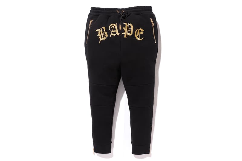 BAPE®️ が素材と製法を追求したワンランク上の新コレクション “A BATHING APE® BLACK” を発表 ブラックを基調にゴールドカラーのメタルプレートや刺繍を採用した高級感溢れる全10型 〈BAPE®️(ベイプ)〉は1月27日(土)に〈Dr. Martens(ドクターマーチン)〉とのコラボブーツのリリースを控えているが、同日にまたヘッズたちの頭を悩ませるコレクションが立ち上げを迎える。“A BATHING APE® BLACK”はブラックを基調としたデザインと、より高いクオリティの素材&製法を追求したハイグレードなコレクションで、高級感のあるゴールドカラーのメタルプレートや刺繍を採用。フェイクファーを採用したSHARK HOODIE(シャークフーディ)のジャケット、M-51やスウェット、サングラスなど、全10型のアイテムがラインアップしており、国内での販売は『BAPE STORE® HARAJUKU』と『BAPE STORE® DMS GINZA』のみとなるようだ。 上のフォトギャラリーからアイテム一覧をチェックしたあとは、『bape.com』からプライスを確認しておこう。 また、〈BAPE®️〉は新スポーツライン〈BAPE®️ PERFORMANCE〉をローンチし、コレクター必見のゴルフヘッドカバー&ボールセットもリリース済みなので、こちらもお買い逃しなく。
